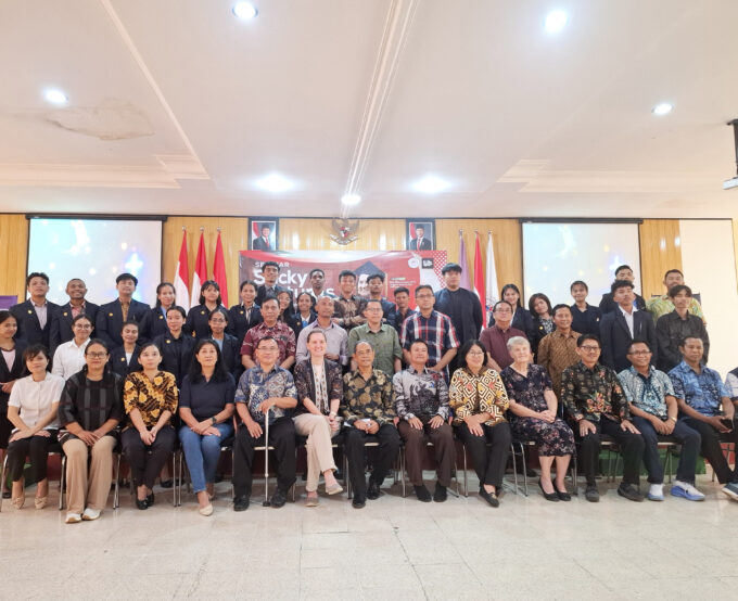 Foto Bersama di Akhir Sesi Seminar “Sticky Lectures”