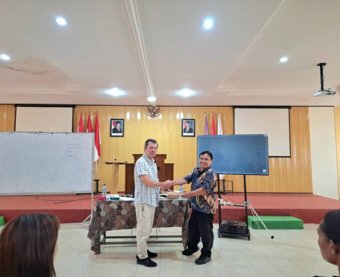 SEMINAR Menulis Makalah dan Karya Ilmiah  oleh: Dr. Ross Woods